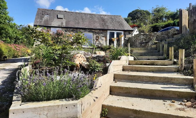 Gwynedd- Snowdonia Apartment | Rated 9/10: Discover Ty Carreg Bach for Your Getaway