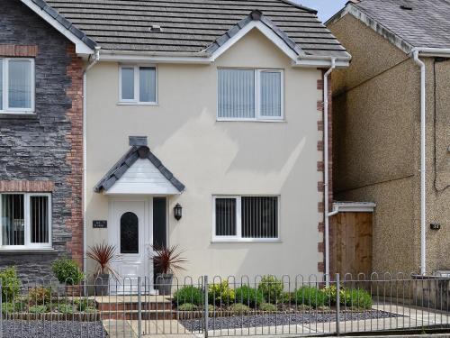 Ammanford House | Pet Friendly Retreat at Ty Cerrig with Kitchen Amenities