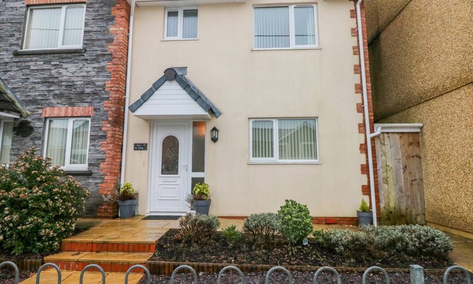 Ammanford House | Pet-Friendly Retreat: TY CERRIG in Beautiful Cwmgors