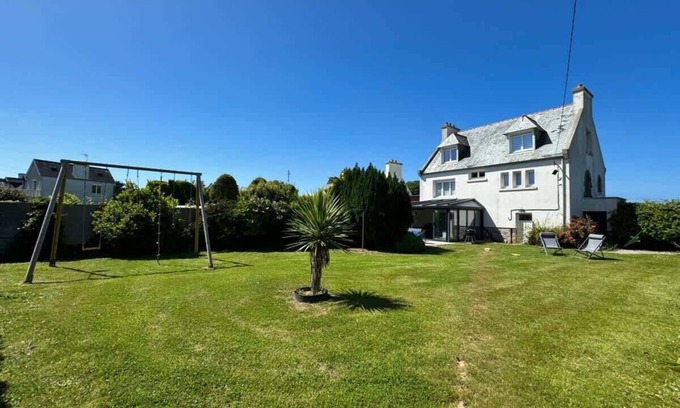Plougasnou House | Ty Cléo - Family-Friendly Retreat by the Ocean and Town