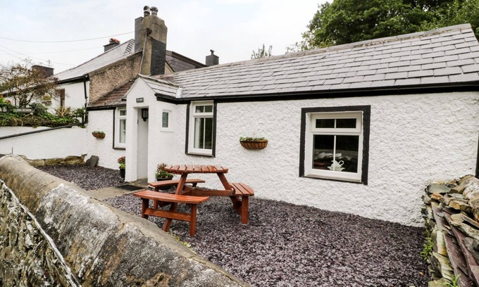 Llanberis Cottage | Pet-Friendly TY COED: Unique Holiday Cottage in Llanberis