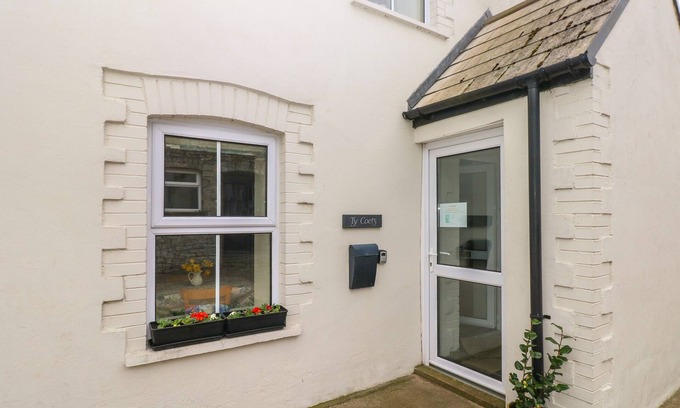 Llantwit Major Cottage | Pet-Friendly Retreat at Ty Coets with Ocean Views