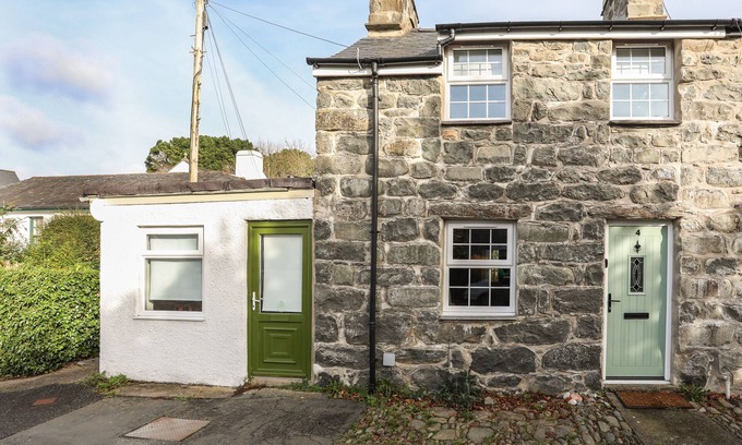 Llanystumdwy Cottage | Pet-Friendly Ivy House with Garden in Scenic Criccieth
