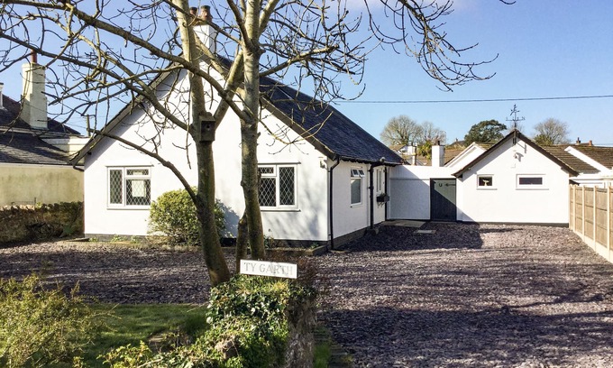 Tyn-y-Gongl Cottage | Pet-Friendly Getaway at TY GARTH: Country Cottage Retreat
