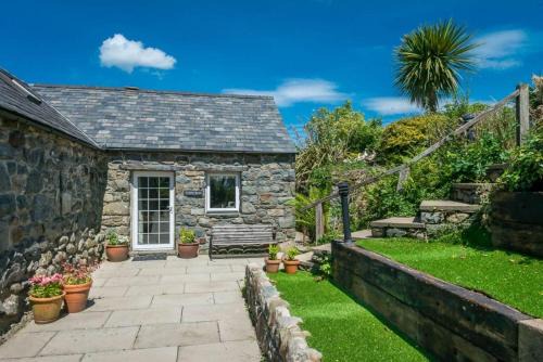 Dyffryn Ardudwy House | Discover Ty-Gwair-Byrdir: A 4-Star Retreat Awaits