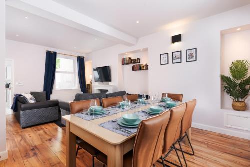 Glynneath House | Family-Friendly Retreat at Ty Gwladus a Einion Hotel