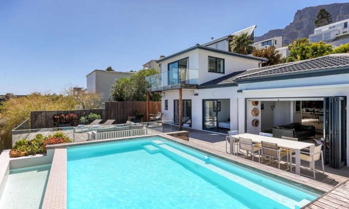 Camps Bay Villa | Discover Ty Gwyn: A 4-Star Retreat with Inviting Pool