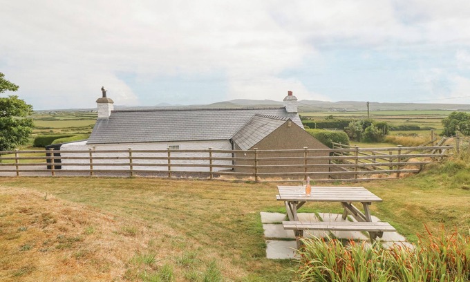 Garn Fadryn Cottage | Discover Ty Hen: Oceanfront Bliss with Spa & Family Comfort