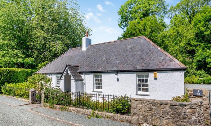 Llanddaniel Fab House | Ty Het: 5-Star Haven for Families with Perfect Reviews