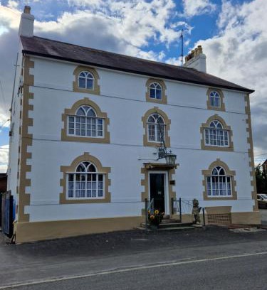 Llandysilio House | Discover Ty Llew: Family-Friendly Getaway with Dining