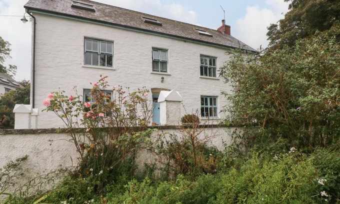 Crosswell House | Family-Friendly Retreat at Ty Llwyd - Rated 9/10 by Guests