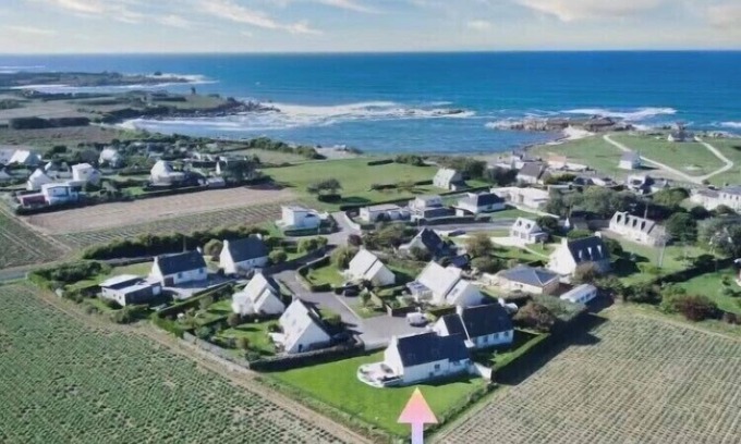 Plouescat House | Beachside Retreat: TY-LOC POULFOEN with Ocean View