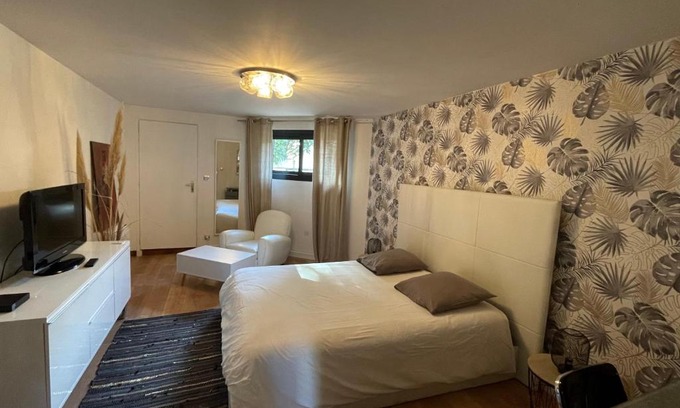 Montrabe Bed & Breakfast | Inviting Retreat at Ty Logis with Pool Access & 9/10 Rating