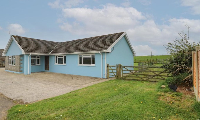 Haverfordwest House | Ty Mawr: Pet-Friendly Escape with a Pool & 9/10 Rating