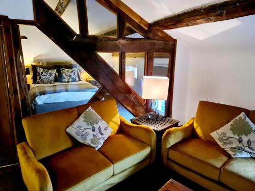 Rhayader House | Discover Ty Morgan's: Pet-Friendly Retreat with Breakfast