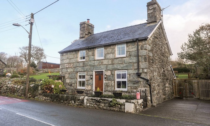 Dyffryn Ardudwy Cottage | Pet-Friendly TY'N Y CLAWDD with Hot Tub in Dyffryn Ardudwy