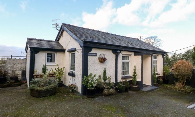 Bangor Cottage | Pet-Friendly Retreat with Garden in Pentir, Rated 10/10