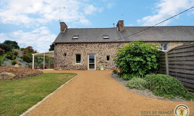 Yvias House | Inviting Ty Pempot Gîte with Oceanfront Views & Pet-Friendly