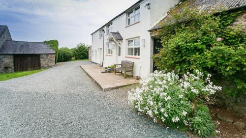 Brynsiencyn House | Pet-Friendly Retreat at Ty Poeth for Families and Friends