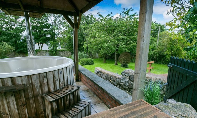 Pentraeth Apartment | Spacious Ty'r Ardd - Oceanfront Getaway for 7 Guests