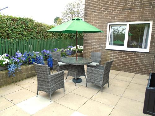 Pendine House | Immaculate 2-Bedroom Bungalow Near Beaches & Family-Friendly