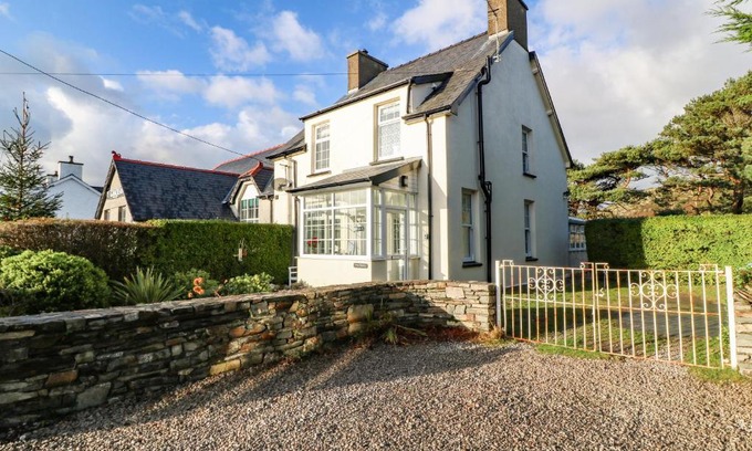 Morfa Bychan House | Pet-Friendly Retreat at Ty'r Ysgol with 9/10 Guest Rating