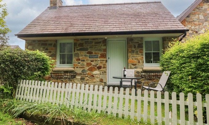 Newport Cottage | Enchanting TY RHYDD with Garden & Ocean Views in Newport