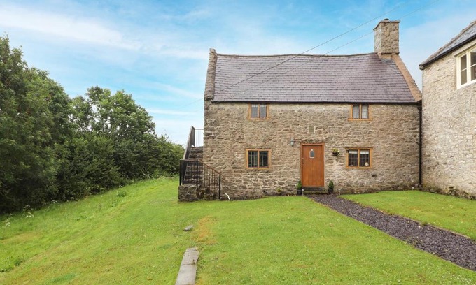 Caerwys House | Pet-Friendly Retreat at Ty Tabitha Wynne - 4-Star Comfort