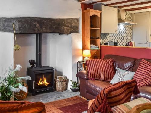 Llanllyfni House | Pet-Friendly Retreat at Ty Tarth for Family Adventures