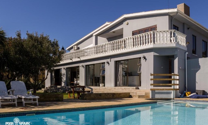 Port Elizabeth House | Comfortable Tyday Accommodation: Pet Friendly & Pool Access