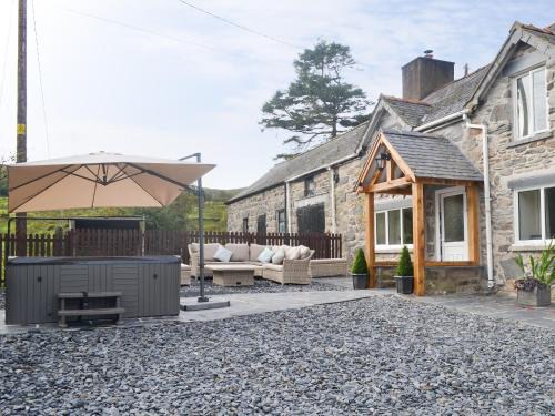 Cwmtirmynach House | Elegant Stay at Tyddyn Eli: Pet & Child Friendly Retreat