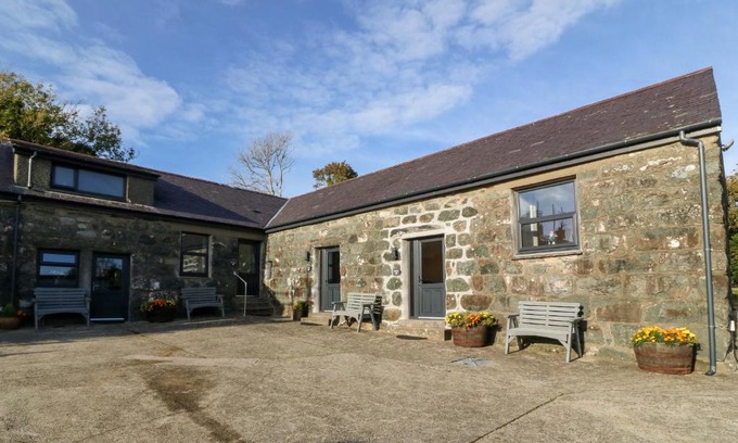 Llanystumdwy House | Family-Friendly Tyddyn Sianel - Derw with Excellent Ratings