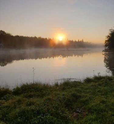 Fredriksberg Apartment | Enjoy a Cozy Stay at Tyforsgården with Hot Tub & Breakfast