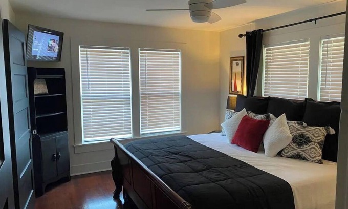 Tyler House | Tyler's Texas Rose: Cozy 2BR Home with Backyard Oasis