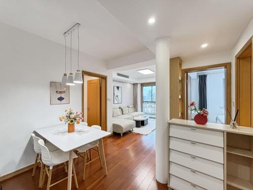 Changning Apartment | Tyms Shanghai Tianshan 2-bedroom with cooking Xintiandi Riverside Garden Entire rental Bingu Plaza The Bund People's Square Line 2 Loushanguan Subway Station