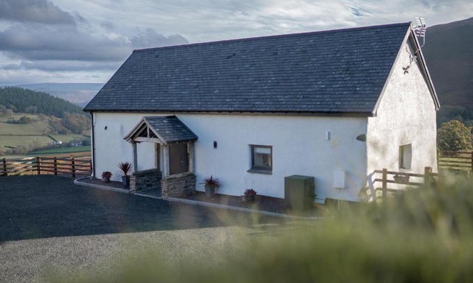 Glyndyfrdwy House | Discover Tyn Llwyn Barn: A 4-Star Pet-Friendly Retreat