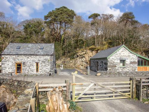 Penrhyndeudraeth House | Pet-Friendly Tyn Llwyn Cornel Eco Barn - Rated 9.2/10