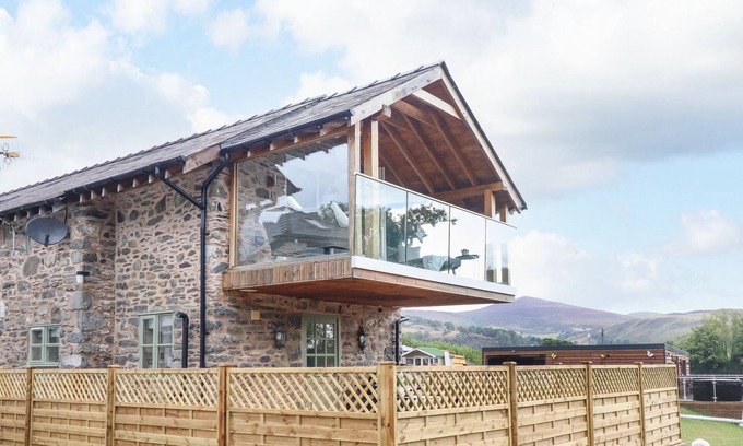 Glyndyfrdwy Cottage | Pet-Friendly Tyn Y Ceubren Bach at Evelyn's Retreat