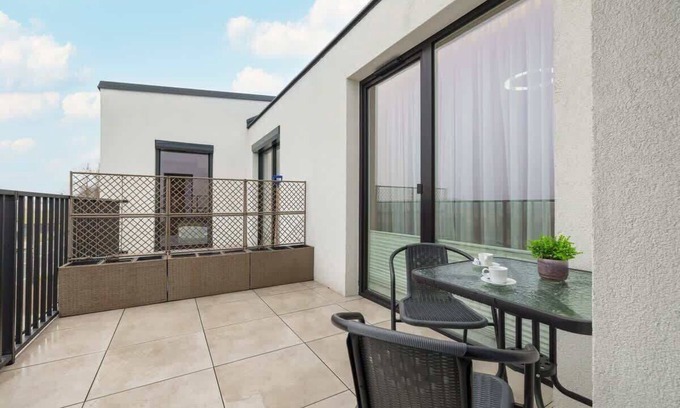 Debniki Apartment | Prestige Tyniecka Apartment: Perfect for Family Getaways