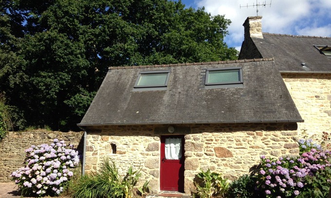 Saint-Gilles-Pligeaux House | Cozy Breton House with Lake View & Breakfast Included