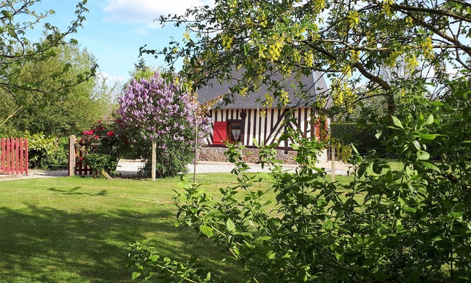 Plasnes Cottage | Charming Normandy Cottage with Pool & Breakfast Included