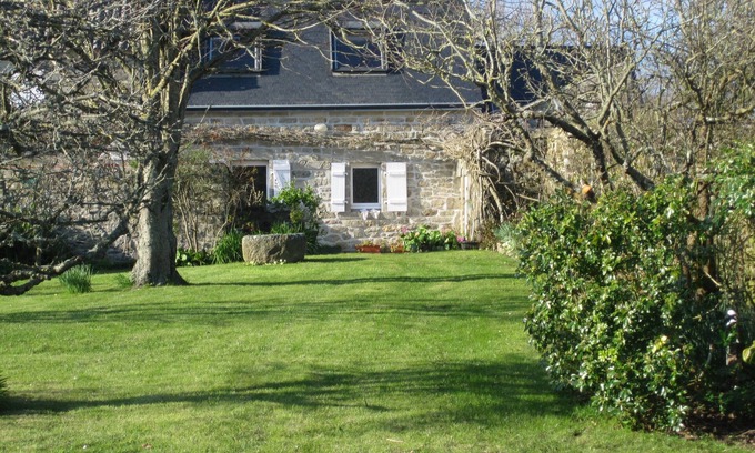 Primelin House | Typical Pointe du Raz house, large quiet garden, close to the sea and the GR 34.