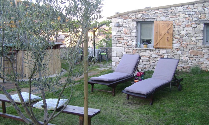 Apt Cottage | Idyllic Provençal Gîte with Garden and Pool for Couples