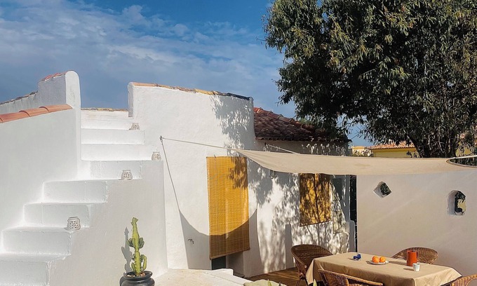 Alfeicao Cabin | Typical Algarve cottage with tepee in garden Shaded by carob trees