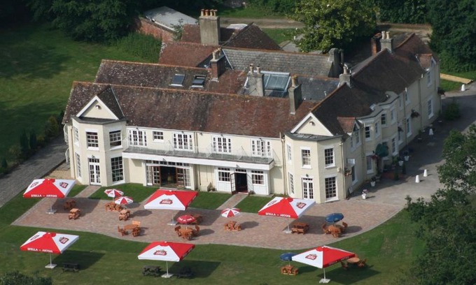 New Forest District Hotel | Inviting Tyrrells Ford Hotel: Wheelchair Accessible & Breakfast