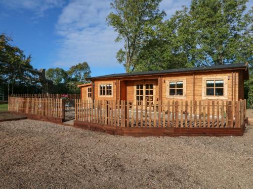 Sleaford House | Discover Tythe Lodge: Family-Friendly Retreat Rated 9.8