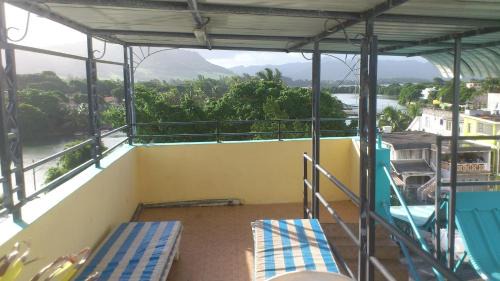 Mahebourg House | Cozy Tyvabro Guesthouse with Kitchen & Breakfast Options