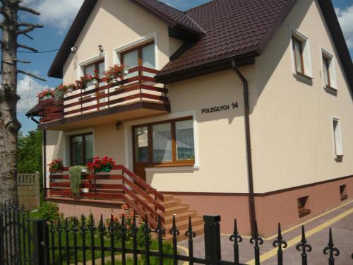 Nowogrod House | Stay at U Agi: Pet-Friendly Oceanfront Retreat with Pool