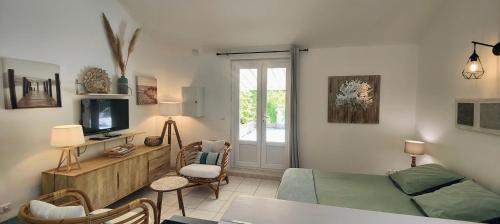 Ortiporio Apartment | Oceanfront U Caseddu Studio with Pool and Family-Friendly Vibe