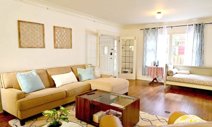 University District House | Cozy U-District Retreat Near UW with Spa & Breakfast